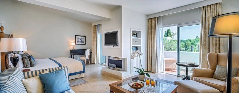 Elegantes Standardzimmer mit gemütlicher Sitzecke und Blick auf den Balkon
