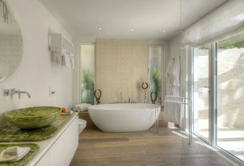 Luxuriöses Badezimmer mit freistehender Badewanne und stilvollen Details