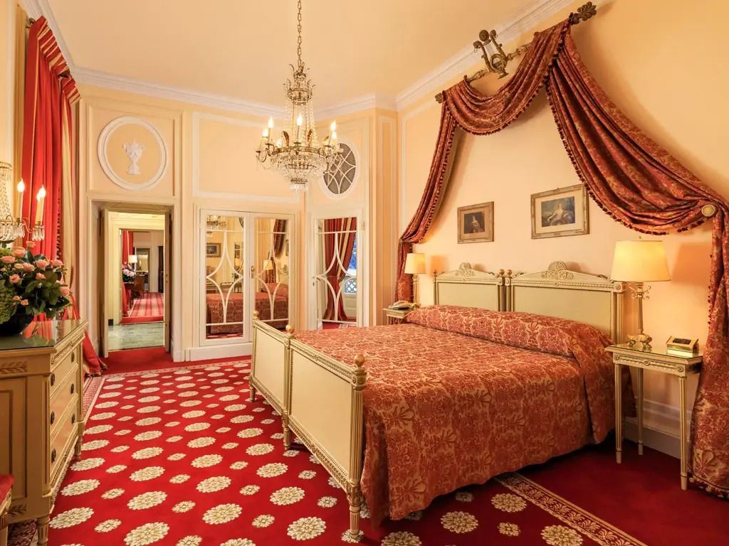 Luxuriöses Schlafzimmer mit opulenten Vorhängen und einem großen Doppelbett