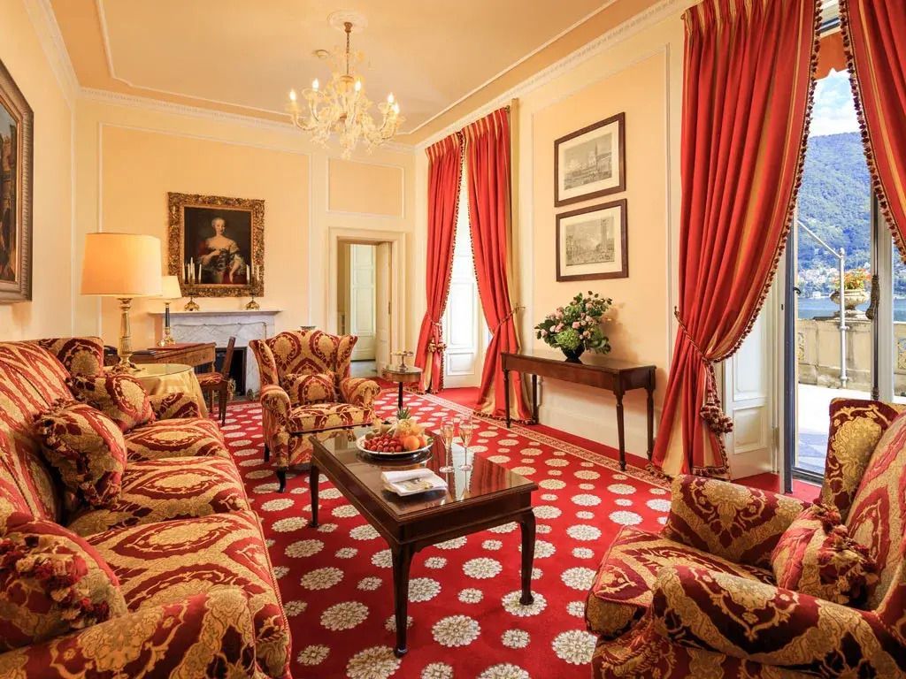 Prächtig eingerichtetes Wohnzimmer mit klassischen Möbeln und roter Dekoration