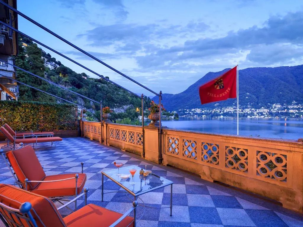 Weitläufige Terrasse mit Seeblick und bequemen Lounge-Möbeln