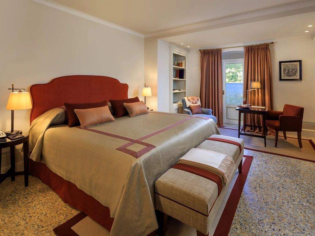 Geräumiges Schlafzimmer mit großem Bett und eleganter Einrichtung im Hotel Villa d'Este