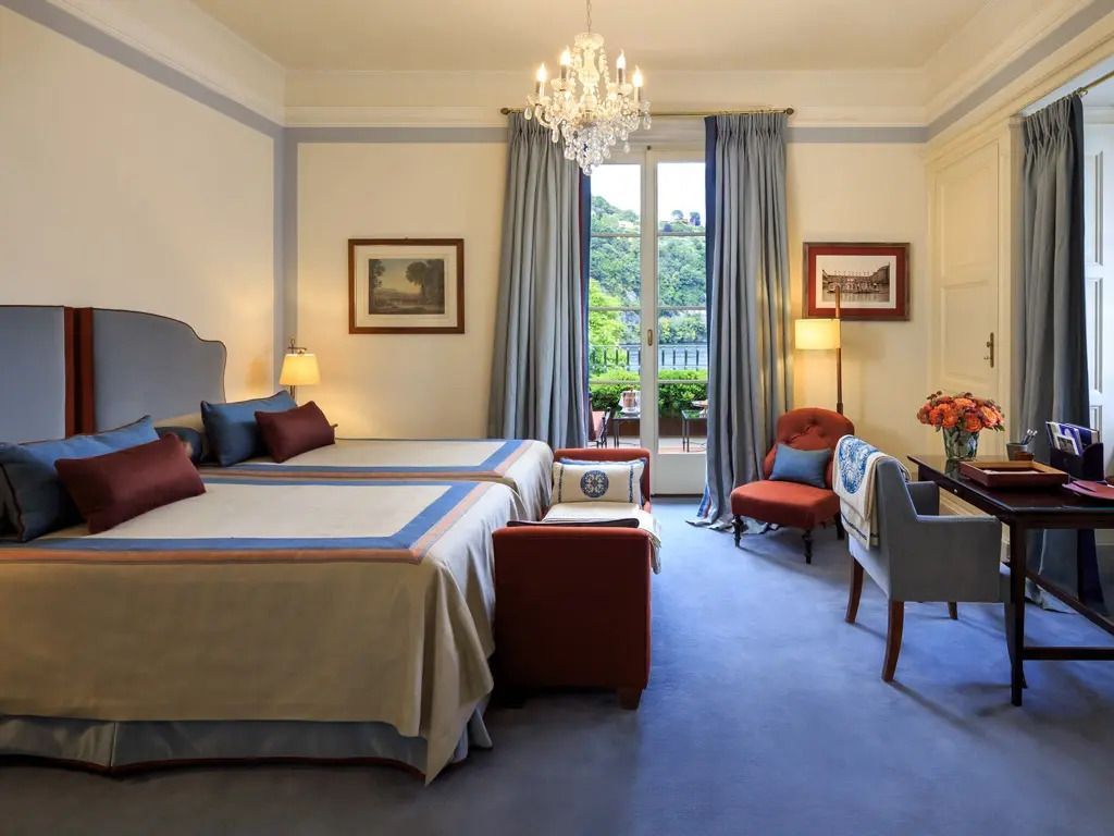Doppelzimmer mit zwei Betten und bezauberndem Blick auf die Terrasse im Villa d'Este