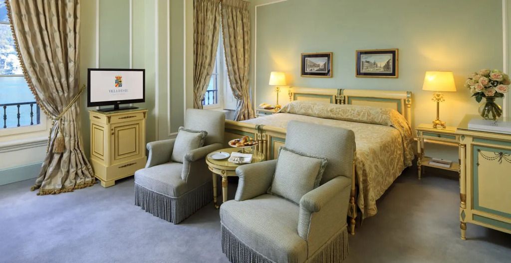 Deluxe Zimmer mit Doppelbett, zwei Stühlen und klassischem Dekor