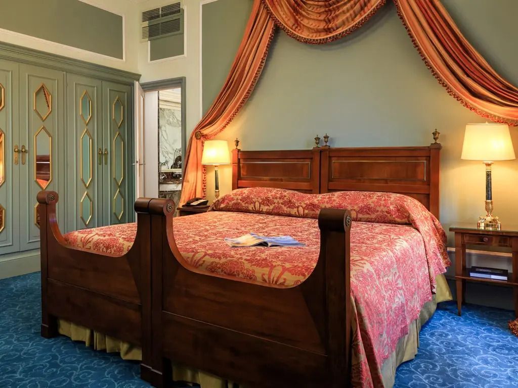 Luxus-Schlafzimmer mit Doppelbett und opulenter Wanddekoration in der Villa d'Este