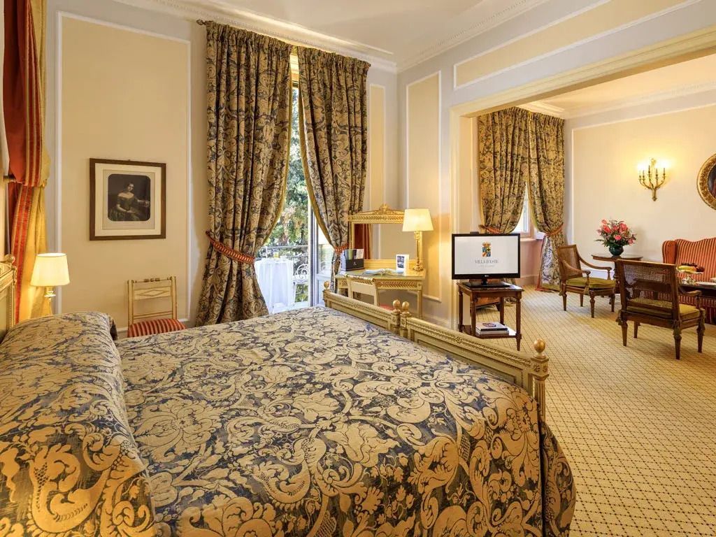 Elegante Junior-Suite mit klassischen Möbeln und Gartenblick
