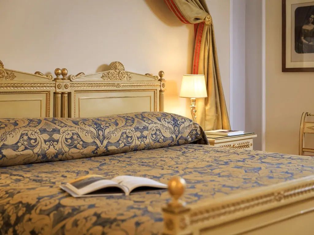 Prächtiges traditionelles Doppelbett in edler Suite