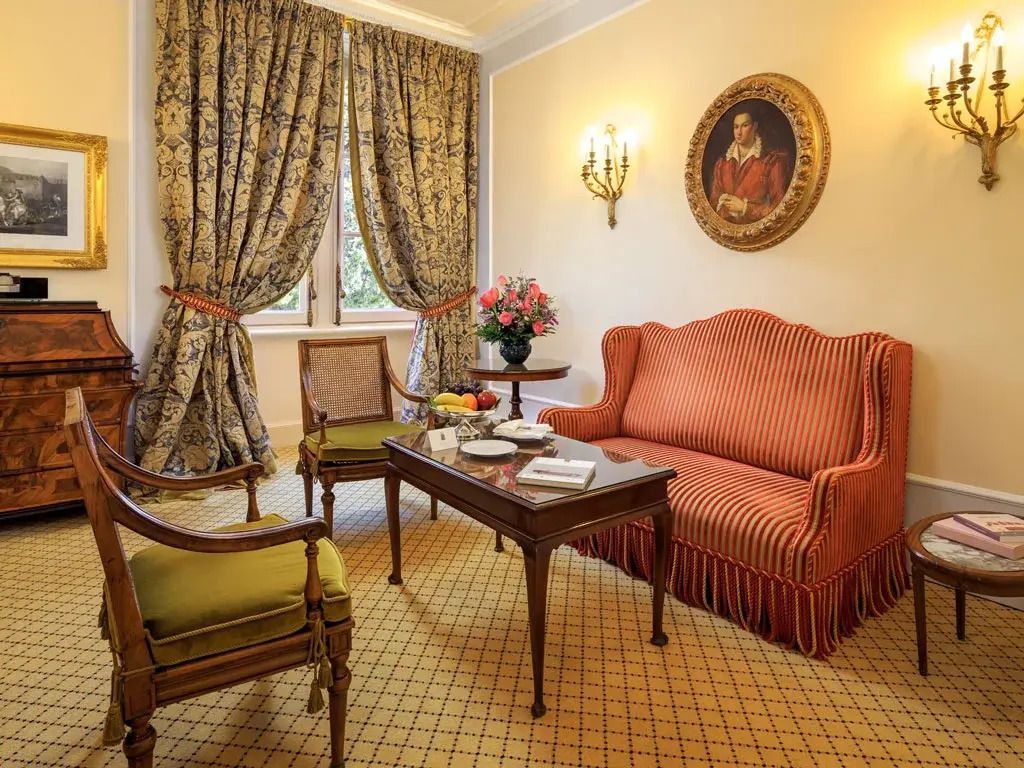 Gemütliche Sitzecke mit Blumenstrauß und antikem Porträt
