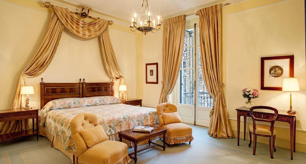 Luxuriöses Executive Doppelzimmer mit edlen Vorhängen und klassischem Dekor