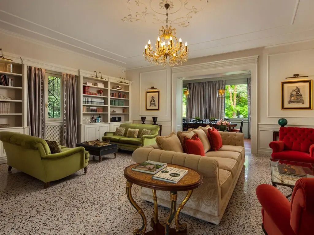 Eleganter Wohnbereich mit Sofa, Sessel und Kronleuchter in der Villa d'Este