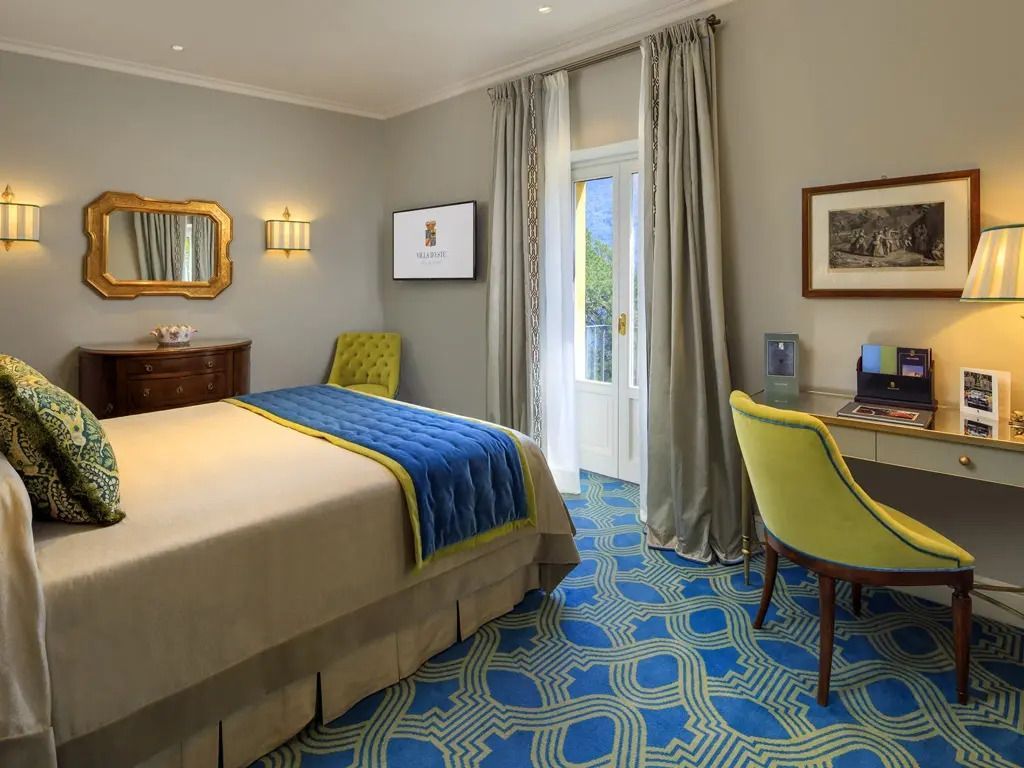 Komfortables Schlafzimmer mit blauen und gelben Akzenten und Balkonzugang