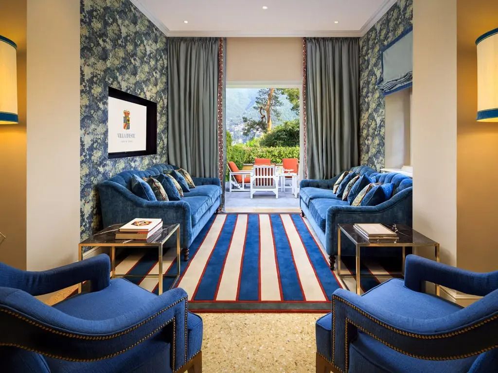 Elegantes Wohnzimmer mit blauen Sofas und Zugang zur Terrasse