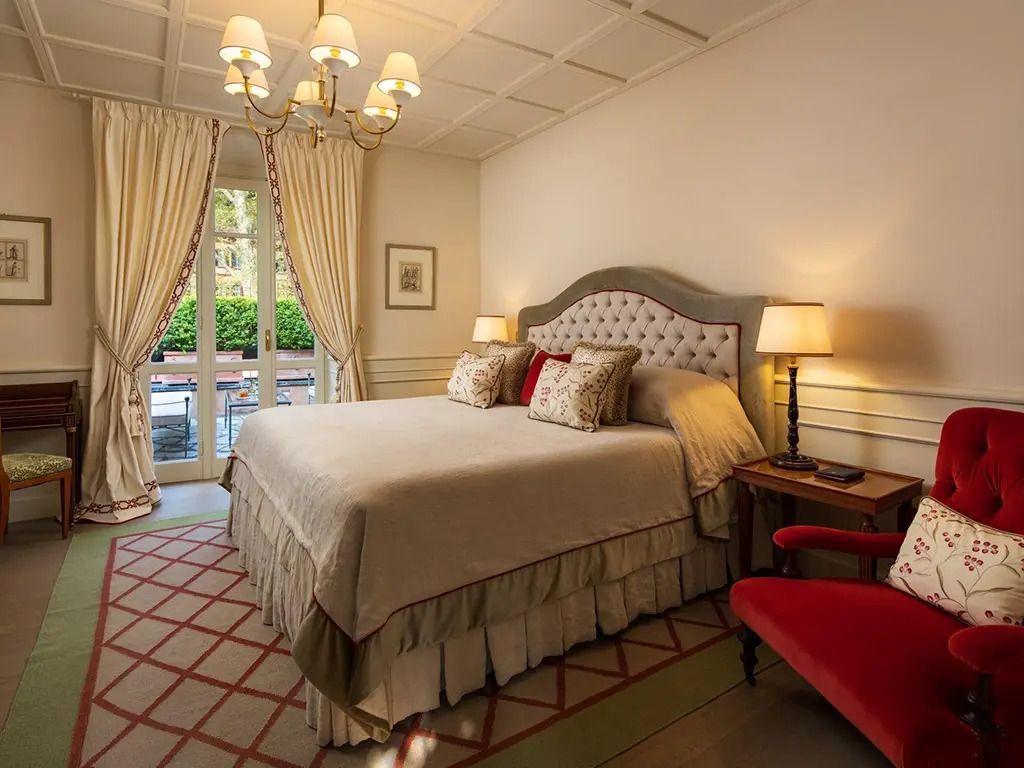 Elegantes Schlafzimmer mit King-Size-Bett und klassischem Dekor im Hotel Villa d'Este