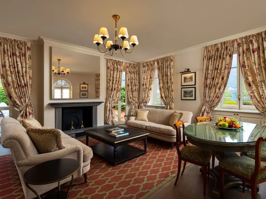Luxuriöses Wohnzimmer mit Kamin und stilvoller Einrichtung im Hotel Villa d'Este