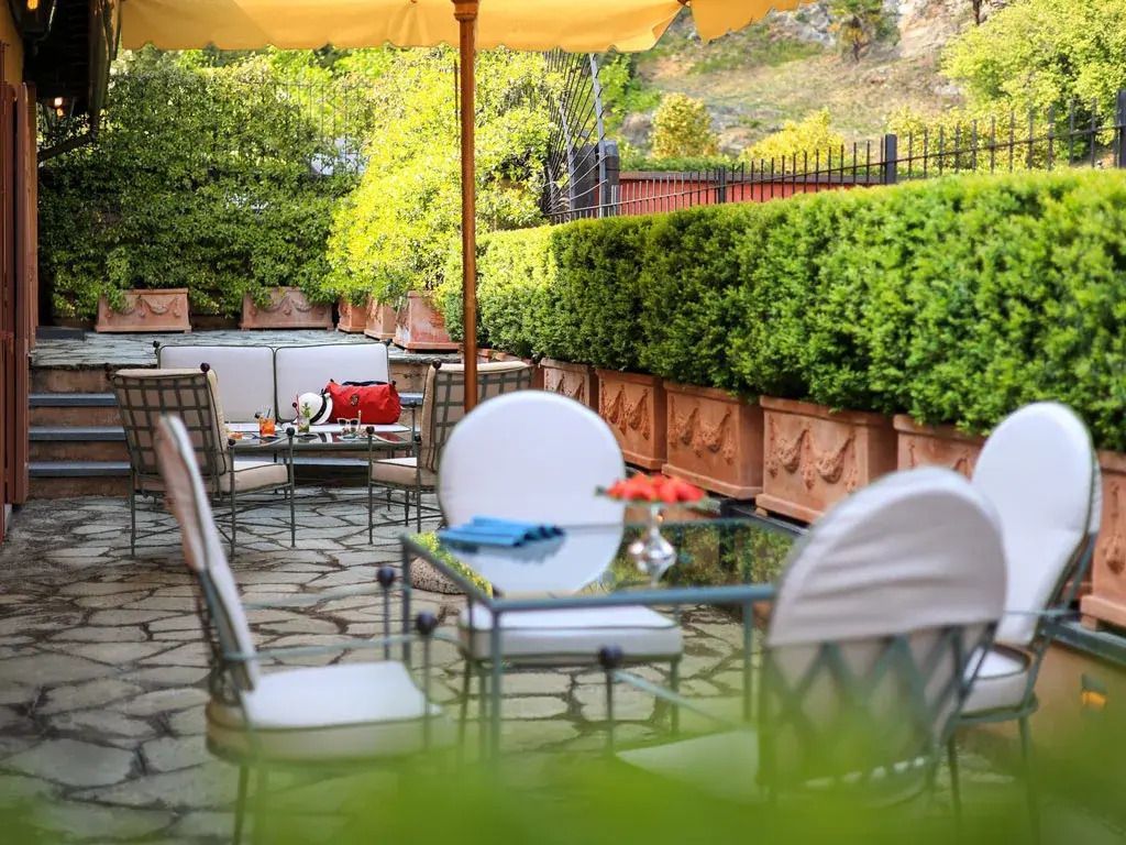Gemütliche Terrasse mit eleganten Sitzgelegenheiten und üppigem Grün