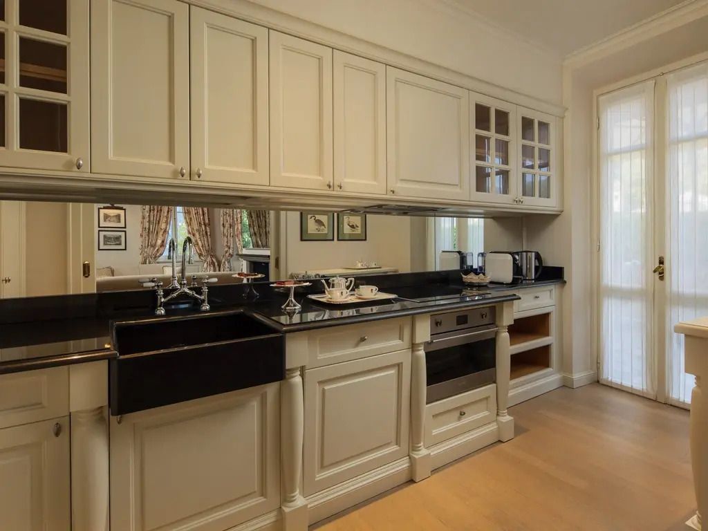 Moderne Küche mit klassischem Design und hochwertigen Geräten im Hotel Villa d'Este