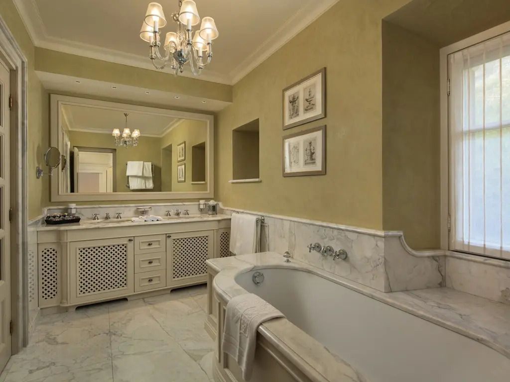 Stilvolles Badezimmer mit Marmorbadewanne und eleganter Beleuchtung