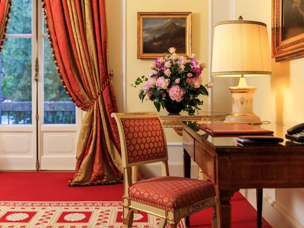 Schreibtischbereich mit Kerzenleuchter und Blumenvase in einem luxuriösen Raum