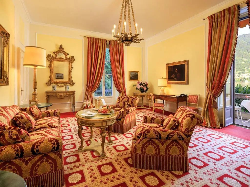 Luxuriöses Wohnzimmer mit antiken Möbeln und üppigem Teppich in der Präsidenten Suite