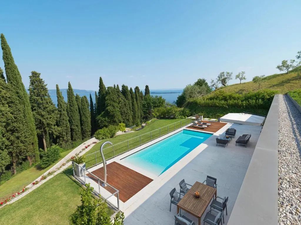 Panoramablick auf den eleganten Infinity-Pool des Hotel Eden Reserve mit Aussicht auf Natur