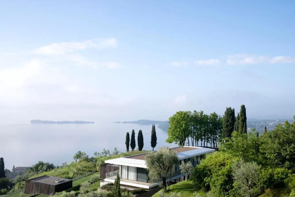 Moderne Hotelarchitektur des Eden Reserve mit Blick auf den See und üppige Natur