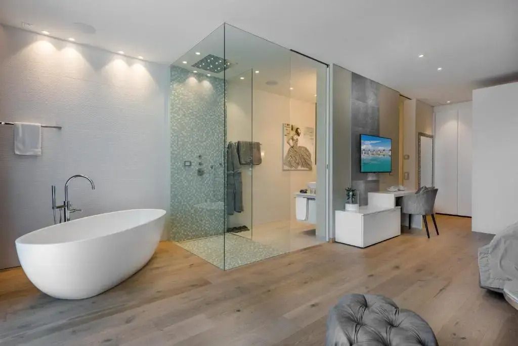 Luxuriöses Badezimmer mit freistehender Badewanne im Hotel Eden Reserve Apartment