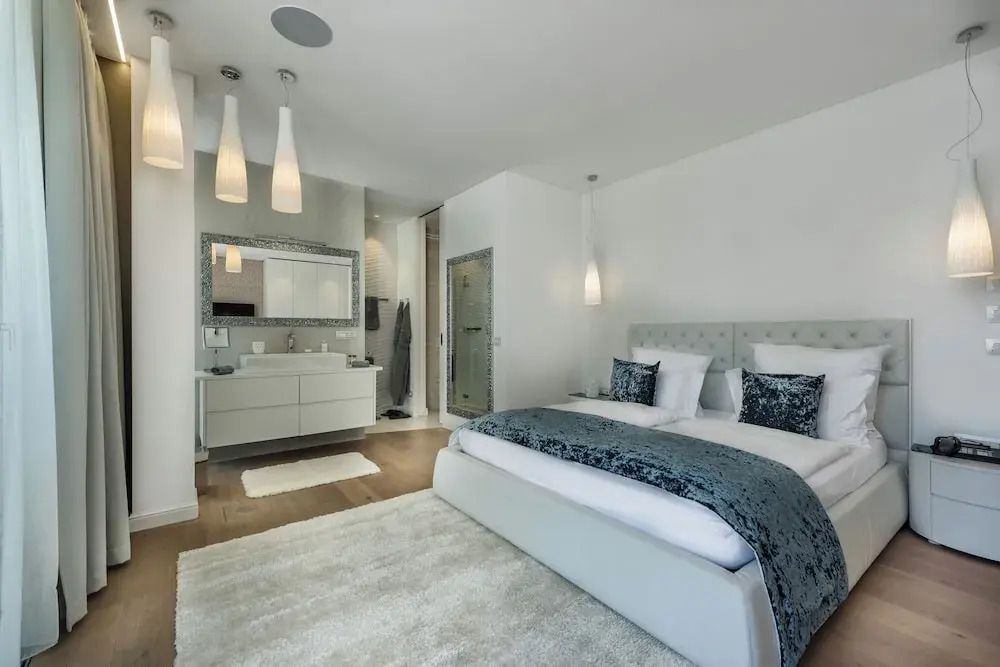 Helles Deluxe Zimmer mit großem Bett und modernen Armaturen