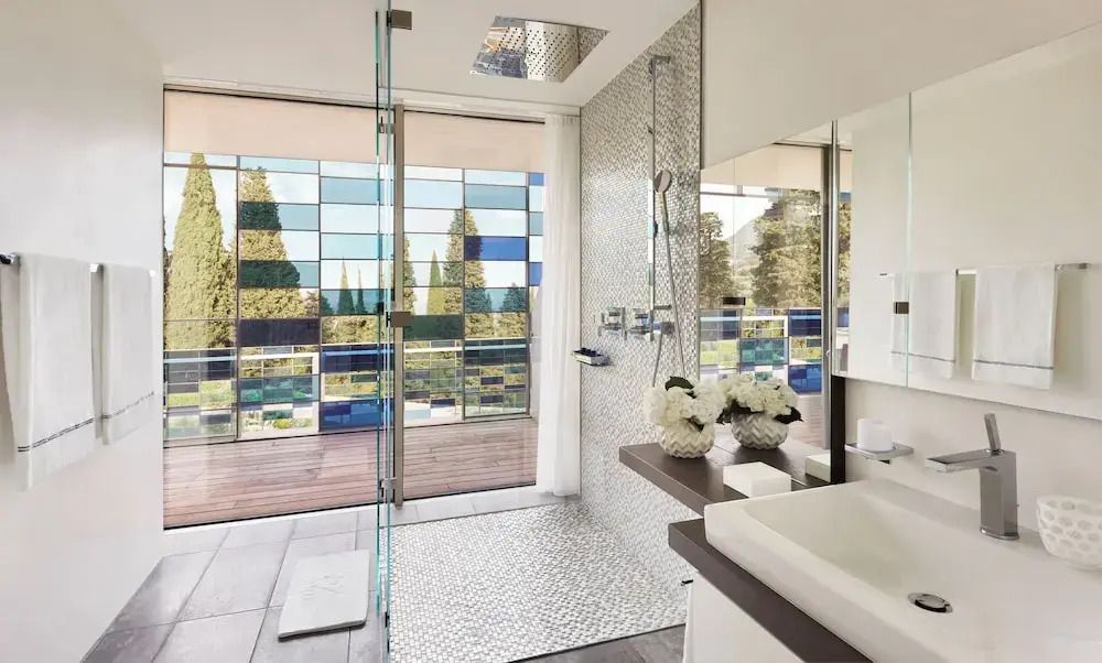 Modernes Badezimmer mit begehbarer Dusche und farbiger Fensterwand