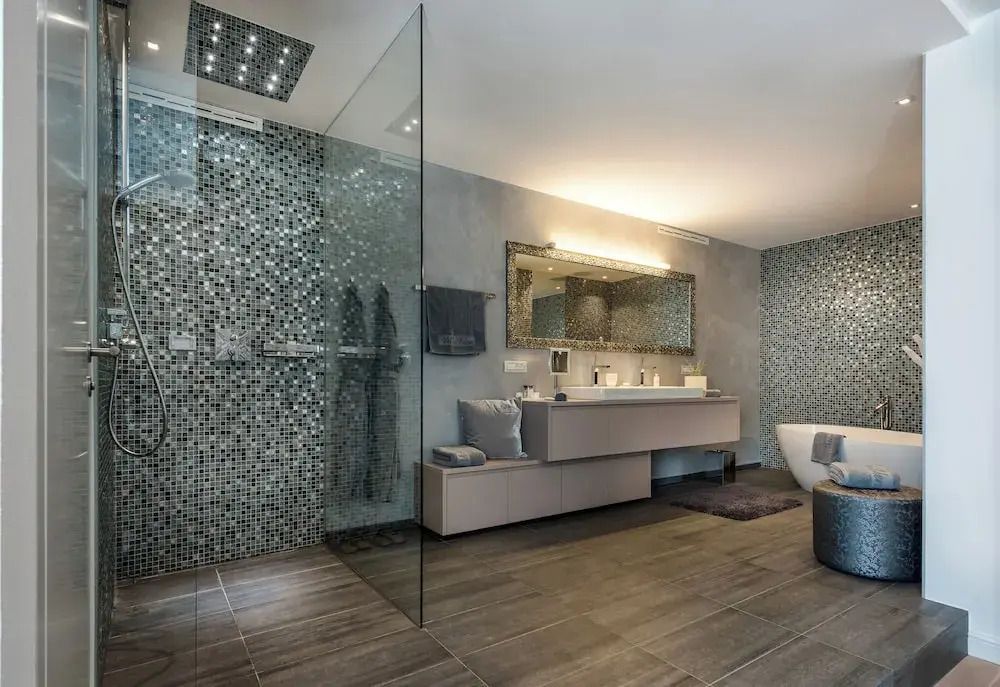 Luxuriöses Badezimmer mit großer Dusche und eleganter Ausstattung