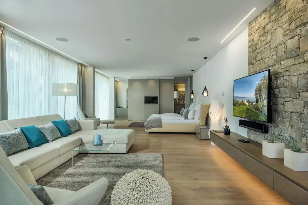Geräumiges Wohnzimmer in der Suite mit moderner Technik und stilvoller Dekoration