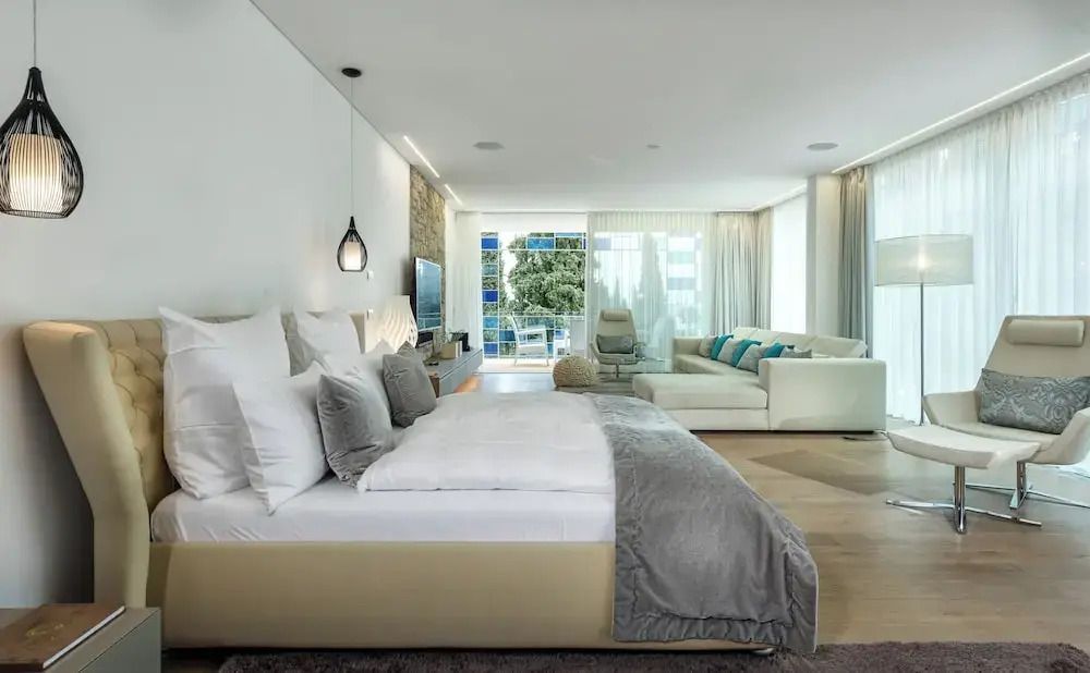 Elegant eingerichtetes Schlafzimmer mit großem Bett und moderner Ausstattung