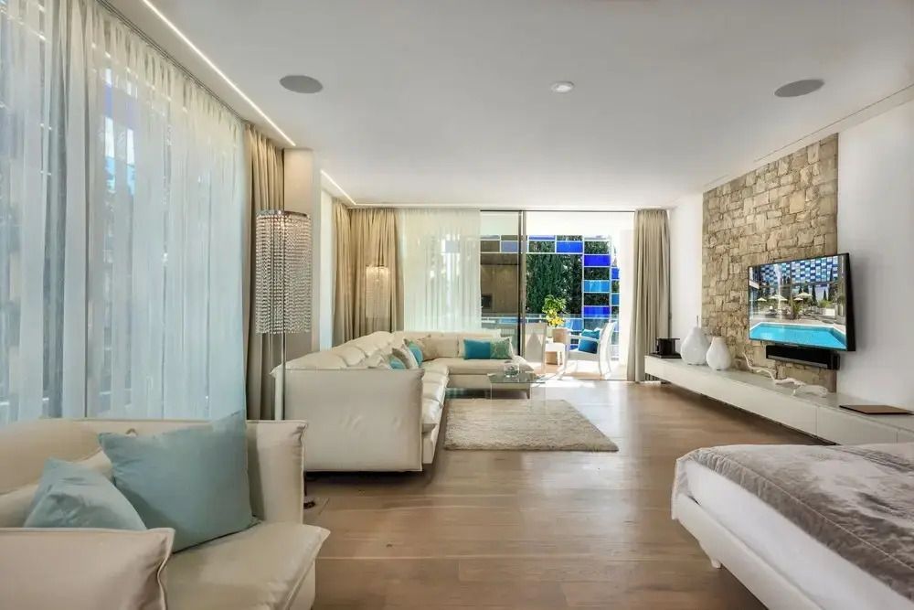 Elegante Prestige Suite mit Steinwand und Zugang zur Terrasse