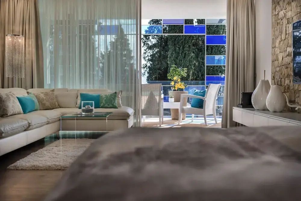 Prestige Suite mit Blick auf Balkon und Gartenmöbel