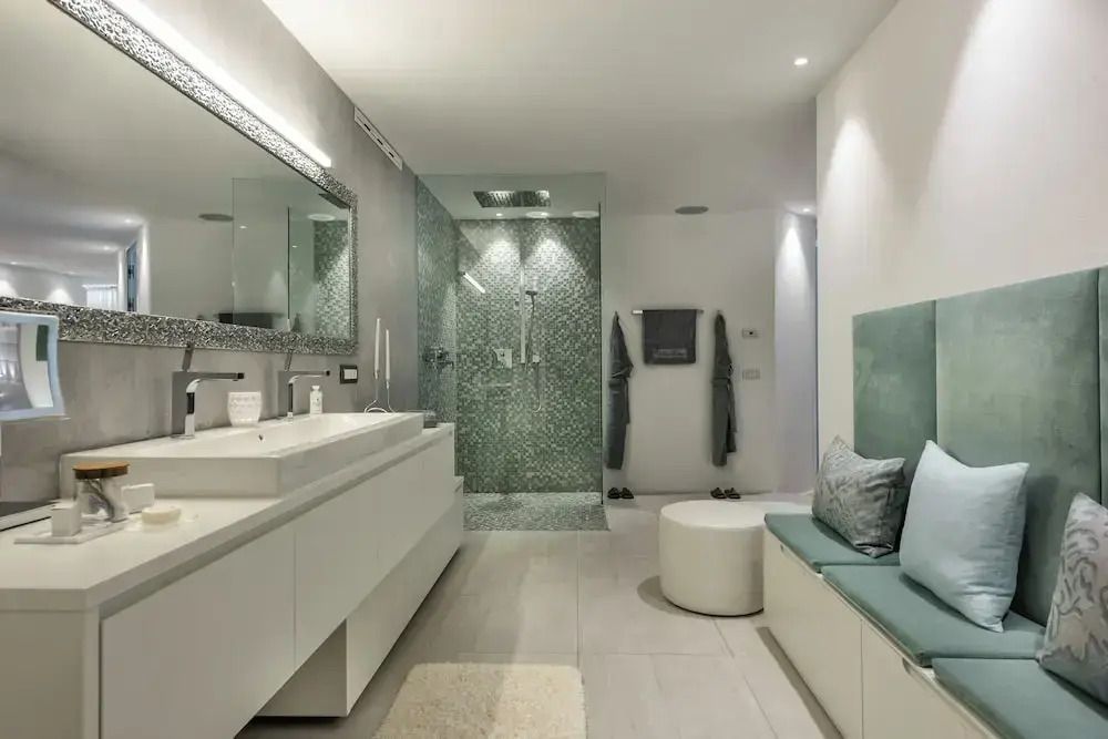 Modernes Badezimmer der Prestige Suite mit großer Dusche und Sitzbereich