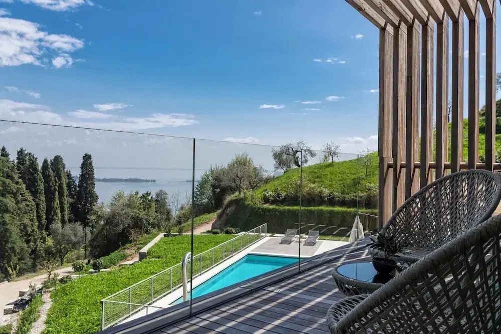 Panoramablick auf den Pool und den See von der Terrasse