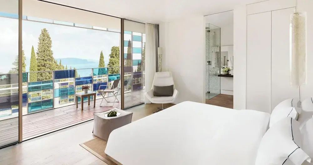 Zimmer mit Balkon und Seeblick durch große Glasfront