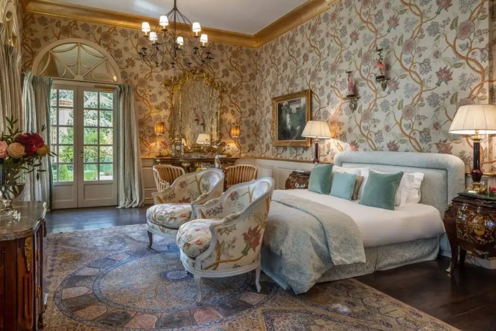 Elegantes Zimmer im klassischen Stil mit Doppelbett und stilvollen Sesseln