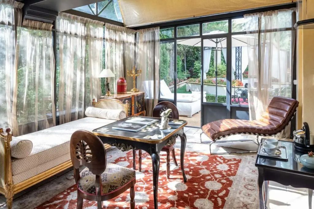 Heller Raum mit Glaswand und Terrasse im Grünen, stilvoll eingerichtet