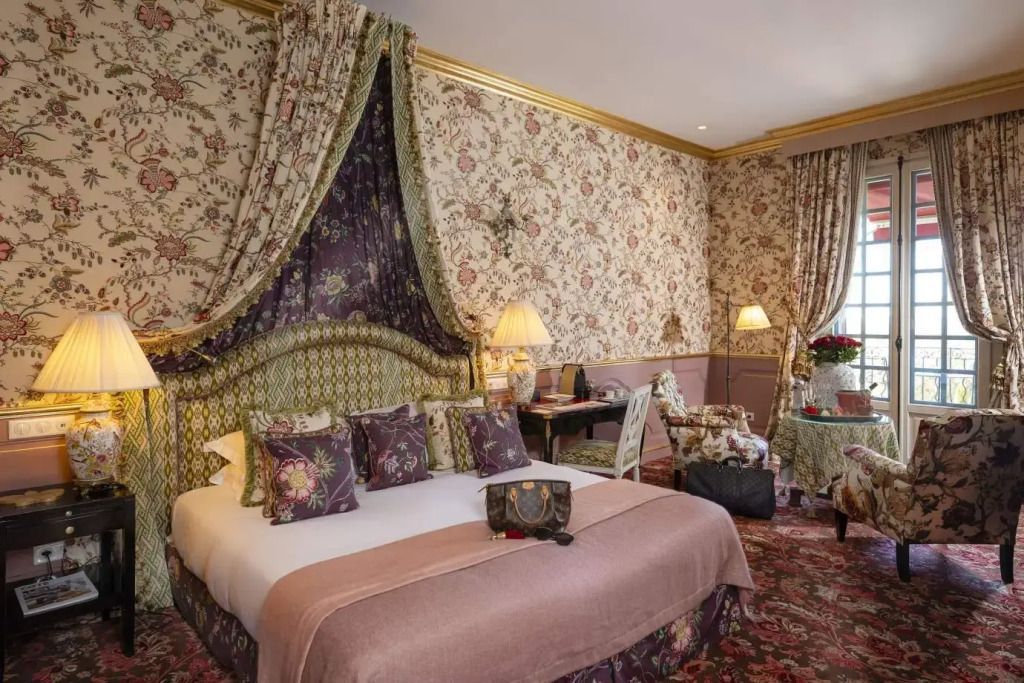 Elegantes Schlafzimmer mit Doppelbett, dekorative Tapeten, luxuriöser Stil
