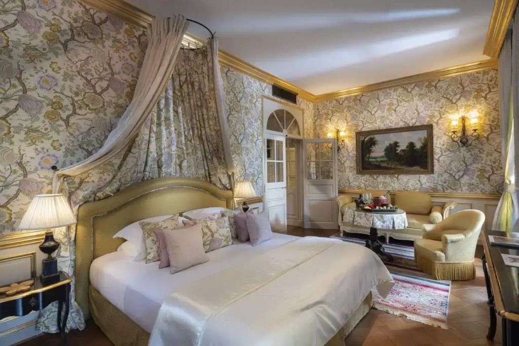 Luxuriöse Junior-Suite mit klassischer Dekoration und gemütlicher Sitzecke.