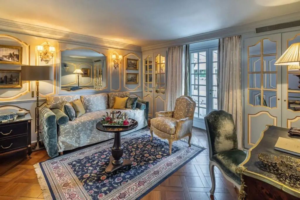 Elegantes Wohnzimmer mit klassischem Dekor und großem Fenster