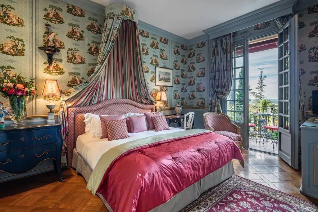 Elegantes Superior Doppelzimmer mit buntem Baldachin und Balkonzugang