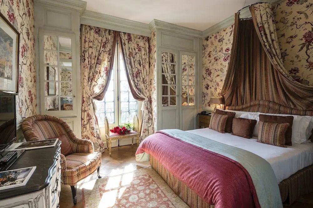 Stilvolle Einrichtung mit floralem Design und natürlichem Licht im Superior Doppelzimmer