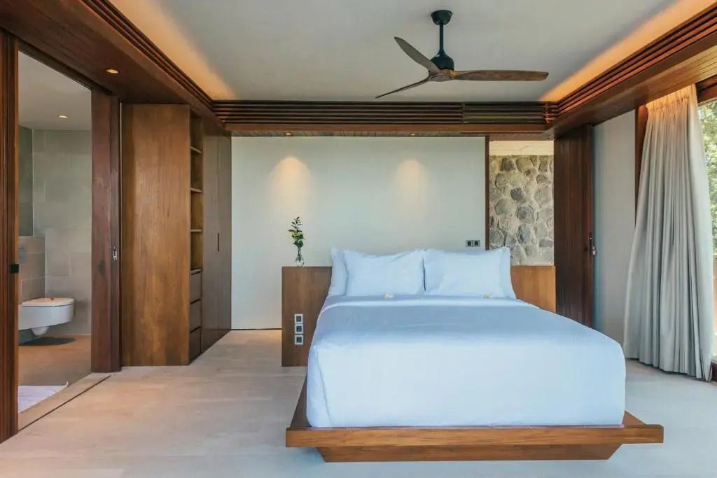 Modernes Schlafzimmer mit Designerlüfter und Holzdetails