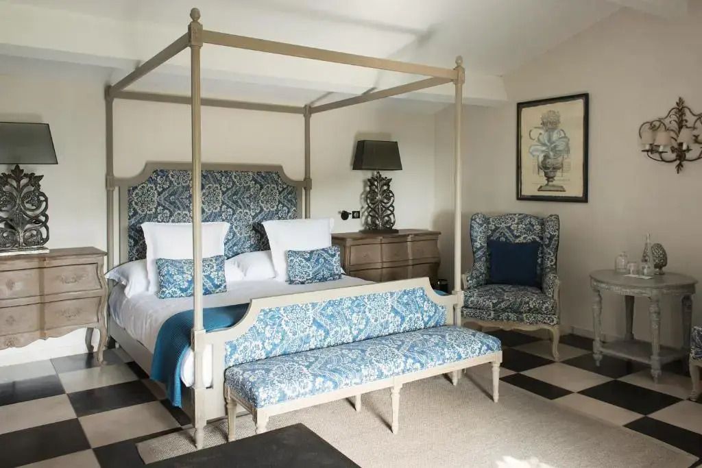 Stilvolles Schlafzimmer mit Himmelbett und eleganten Mustern im Hôtel Villa Marie St Tropez.