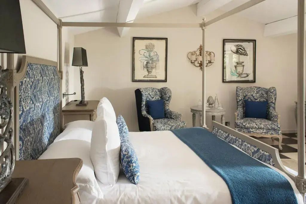 Gemütliches Zimmerdesign mit luxuriösem Himmelbett und kunstvollen Akzenten im Hôtel Villa Marie.