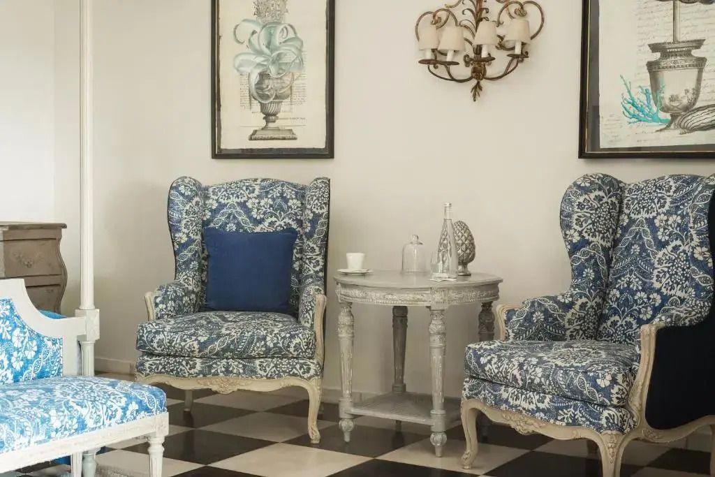 Einladende Sitzecke mit blauen Mustern und antiker Dekoration im Hôtel Villa Marie St Tropez.
