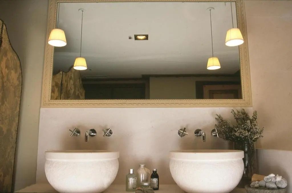 Elegantes Badezimmer mit Doppelwaschbecken und stilvollen Leuchten im Hôtel Villa Marie.