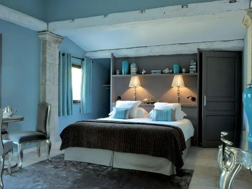 Luxuriöse Doppel Suite mit elegantem Doppelbett und sanften blauen Farbtönen