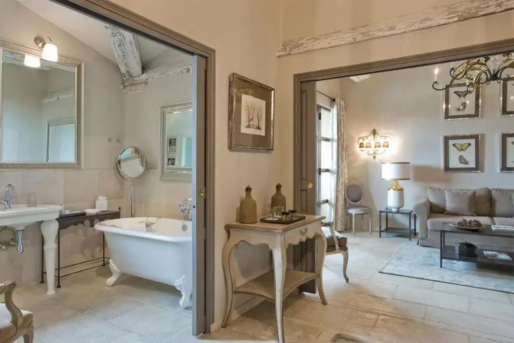 Charmantes Badezimmer mit freistehender Badewanne neben luxuriösem Schlafzimmer